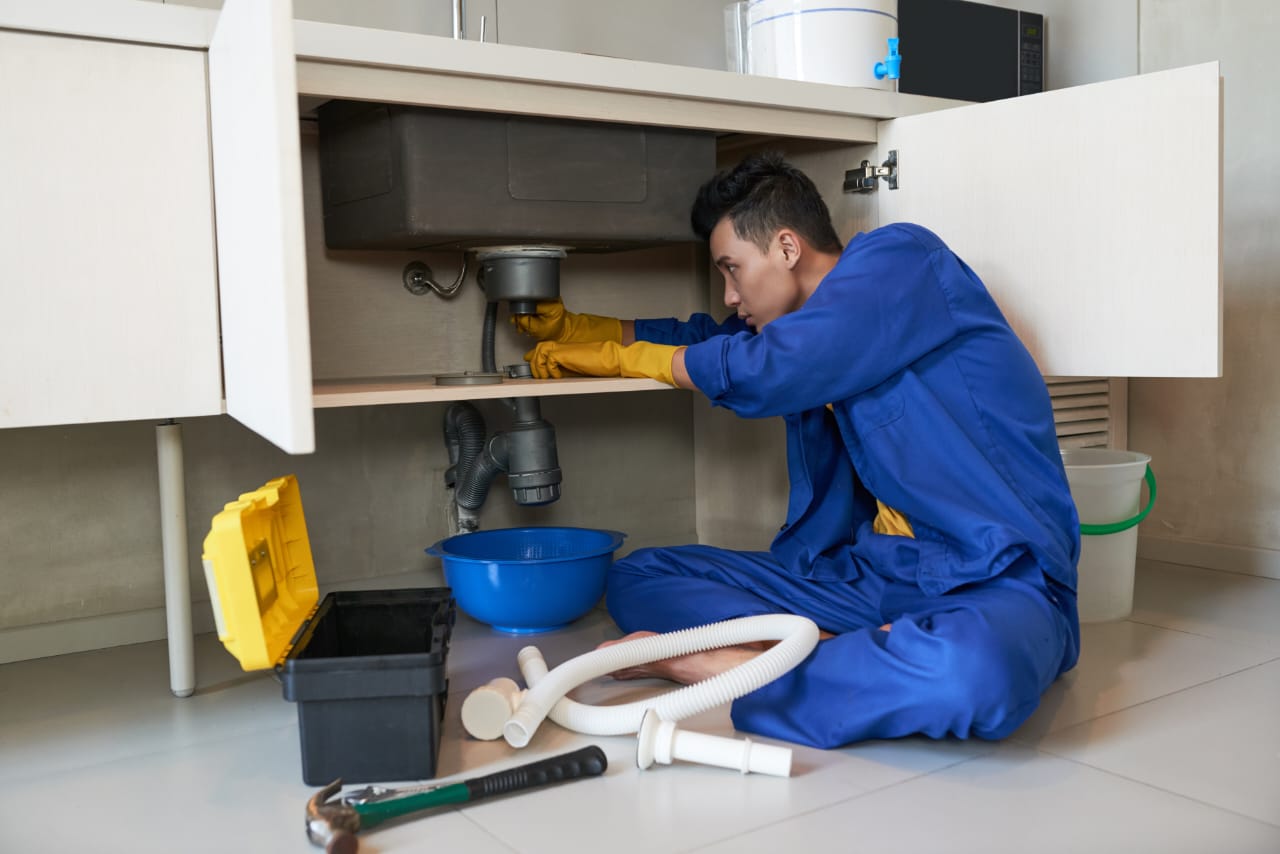 Profesional de gasfitería trabajando